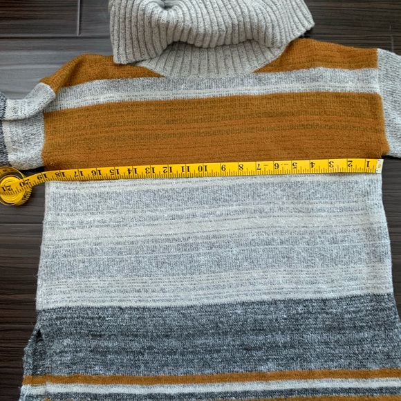 Mysteree Sweater - Picture 4 of 7